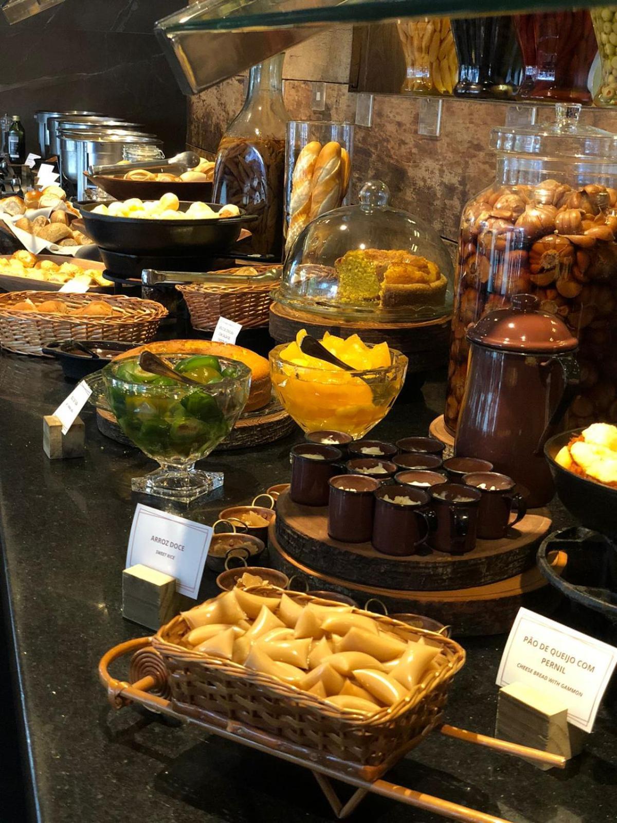 Royal Boutique Savassi Hotel Belo Horizonte Zewnętrze zdjęcie A selection of desserts at a buffet