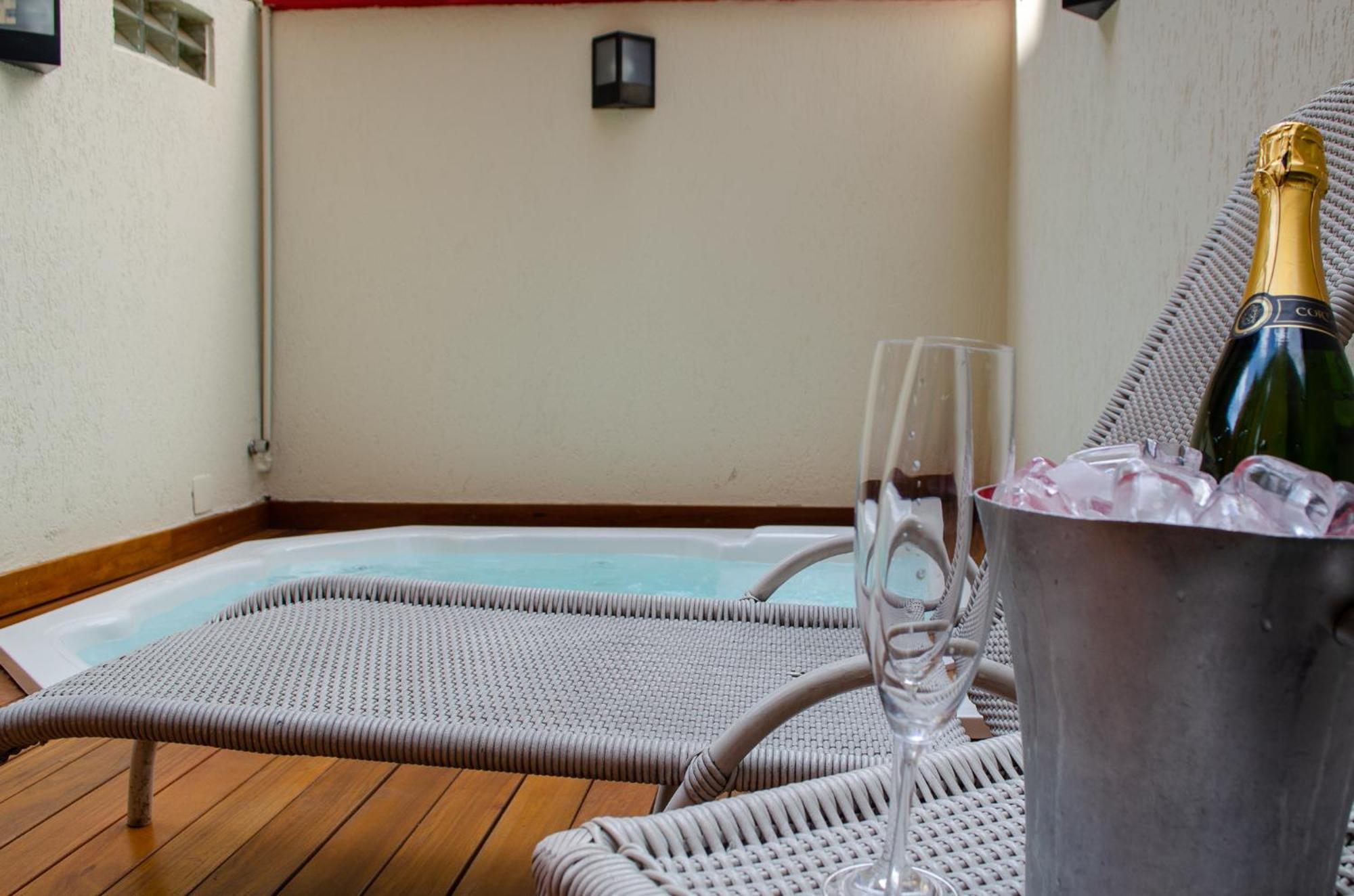 Royal Boutique Savassi Hotel Belo Horizonte Zewnętrze zdjęcie A private hot tub at a hotel