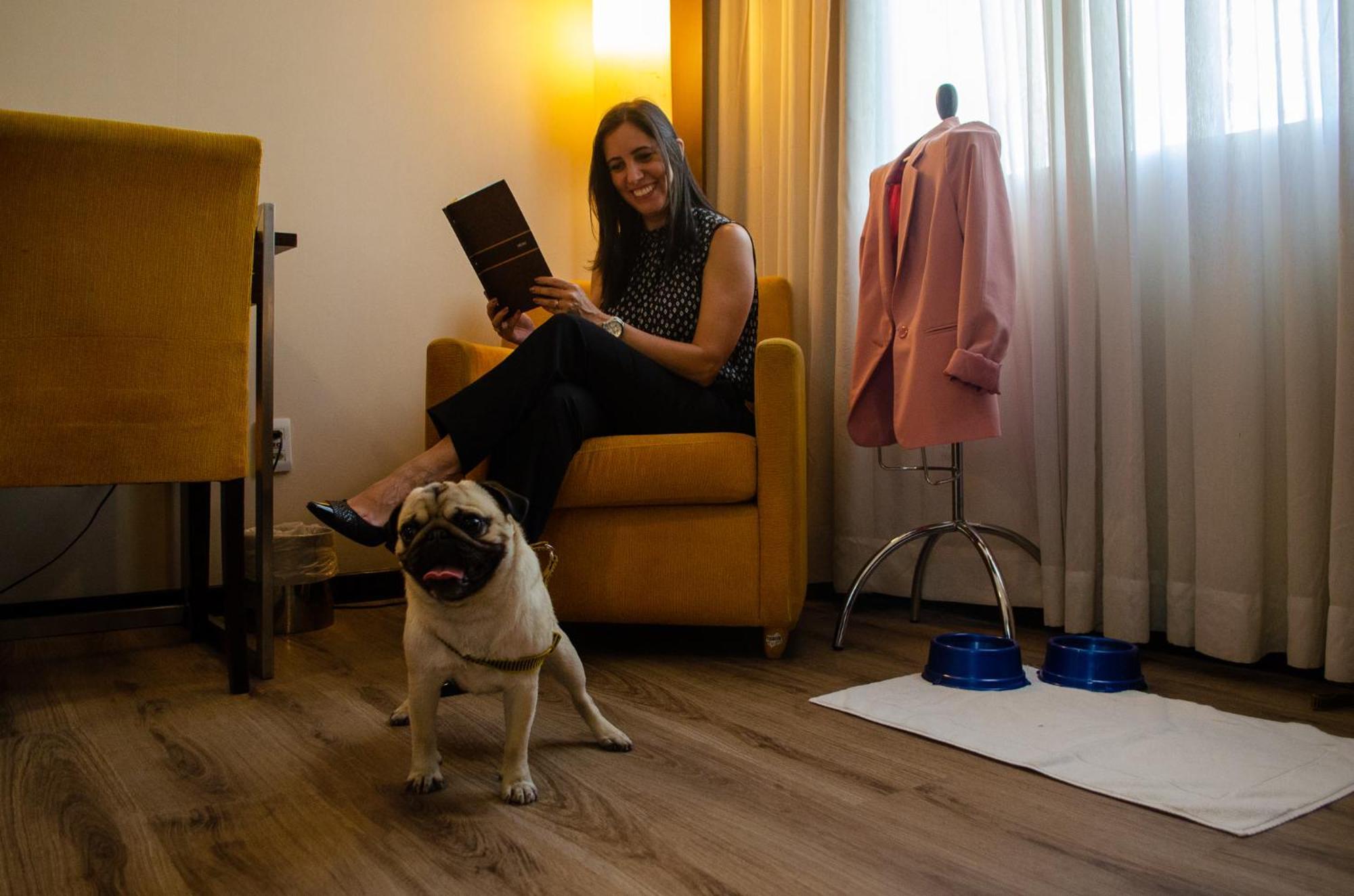 Royal Boutique Savassi Hotel Belo Horizonte Zewnętrze zdjęcie A woman with her dog