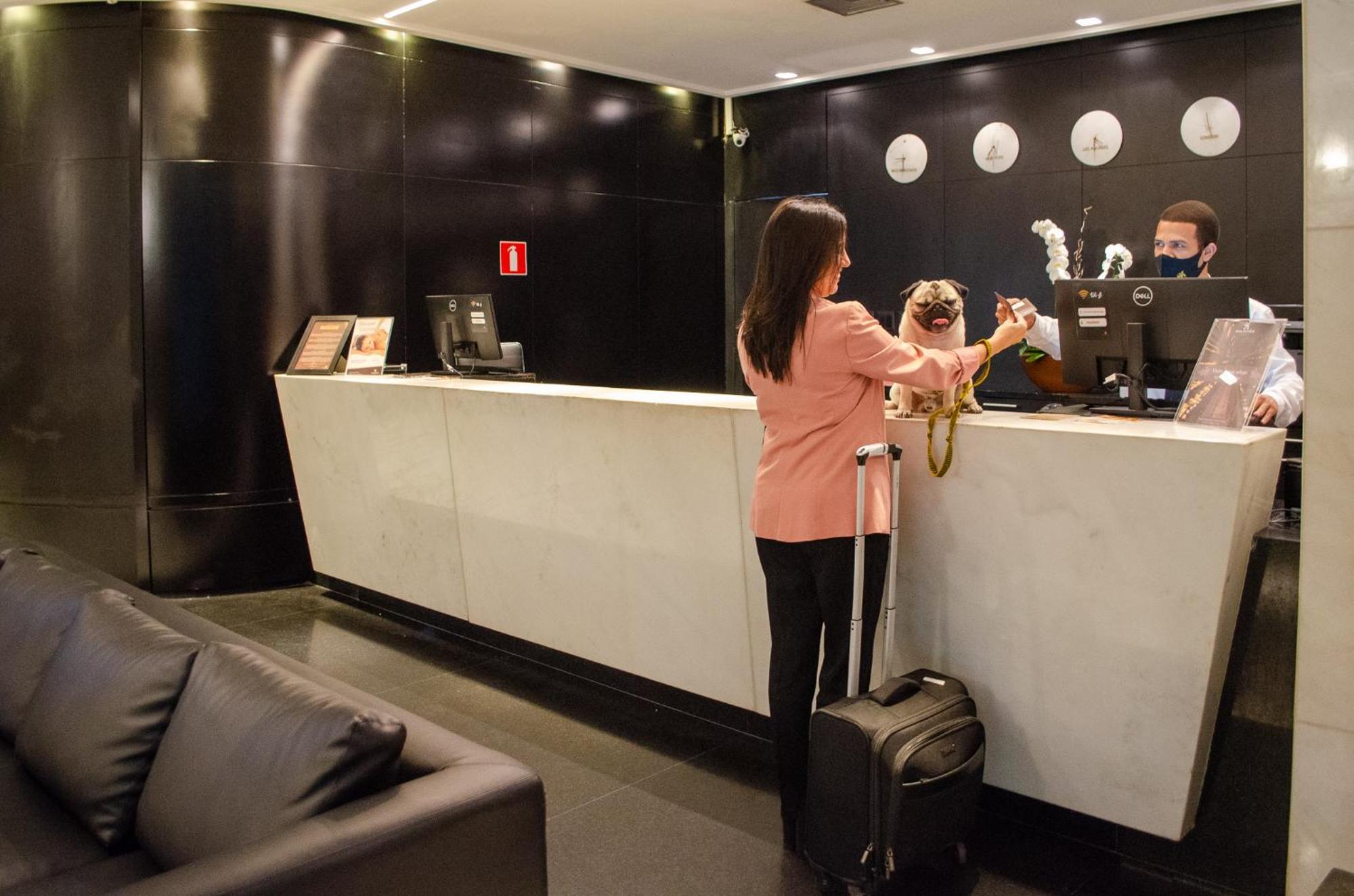 Royal Boutique Savassi Hotel Belo Horizonte Zewnętrze zdjęcie A hotel receptionist at work